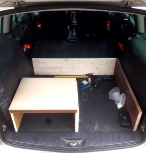 VW Sharan 2004 – konstrukce dřevěné cestovní lůžkové úpravy – KOUD.cz